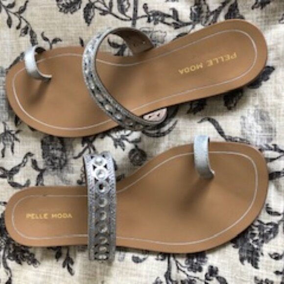 Pelle Moda Toe Loop & Embellished Strap Slip On Leather Sandal Silver Sz 9 NWOT - Picture 1 of 5